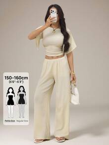 SHEIN PETITE Conjunto de Roupa de Descanso Feminino com Camiseta Plissada com Textura na Cintura e Calça de Malha Casual Elegante, Roupa de Férias, Roupa de Festa do Chá de Verão Feminina em Branco Creme - Damasco - Visão 3