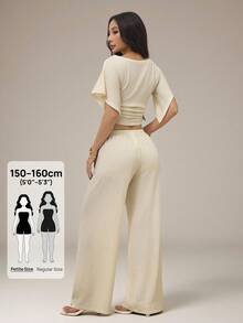 SHEIN PETITE Conjunto de Roupa de Descanso Feminino com Camiseta Plissada com Textura na Cintura e Calça de Malha Casual Elegante, Roupa de Férias, Roupa de Festa do Chá de Verão Feminina em Branco Creme - Damasco - Visão 8
