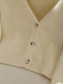 SHEIN Tween女孩秋冬針織開襟毛衣新品，獨特清新活力設計，可搭配T恤、背心、細肩帶洋裝、芭蕾舞裙、洋裝等多款單品，適合家庭時光、參加派對、戶外活動、節日聚會，也非常適合穿搭拍照，ICON女孩必備 - 米色 - 查看 5