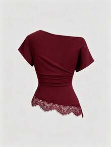 Sweetra Model Terbaru Fashion Wanita: Kaos Lengan Pendek dengan Leher Bahu Asimetris, Pinggang Berkerut, Hiasan Renda di Bagian Bawah, dan Belahan Asimetris. - Burgundy - View 2