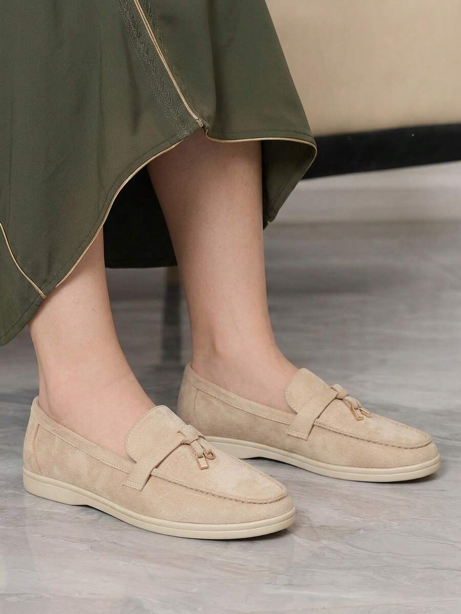 Sleekvia Sepatu Loafer Wanita Berbahan Beludru dengan Hiasan Gesper Logam dan Ujung Bulat, Cocok untuk Penggunaan Sehari-hari, Perjalanan, Pesta, Perjamuan, dan Aktivitas Luar Ruangan. - Aprikot - View 1