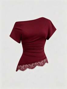 Sweetra Model Terbaru Fashion Wanita: Kaos Lengan Pendek dengan Leher Bahu Asimetris, Pinggang Berkerut, Hiasan Renda di Bagian Bawah, dan Belahan Asimetris. - Burgundy - View 3