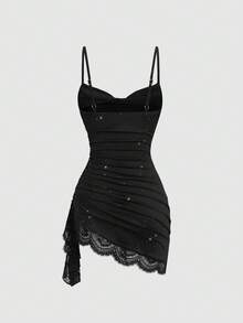 SHEIN Tall Gaun Mini Pendek Hitam Seksi Model Musim Panas untuk Wanita dengan Tali Bahu Tipis, Kerah Model Cowl, Hiasan Renda Kontras, Detail Kerut, Tali Serut, dan Hem Asimetris yang Melangsingkan. - Hitam - View 2