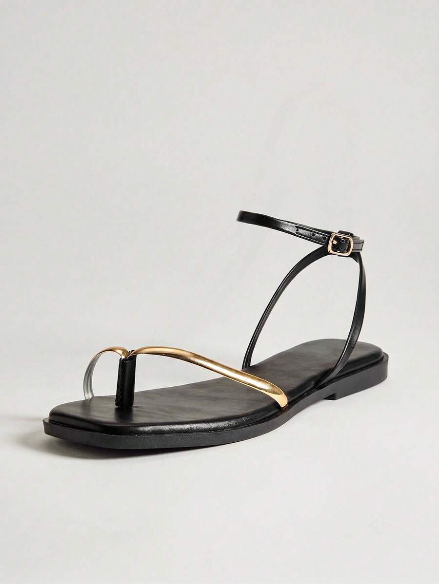SHUZIA Urban Luxe 女士电镀金 TPU 绑带黑色踝带环趾平底凉鞋 – 优雅、简约、奢华的日常风格。夏季鞋履 - 黑色 - 查看 1