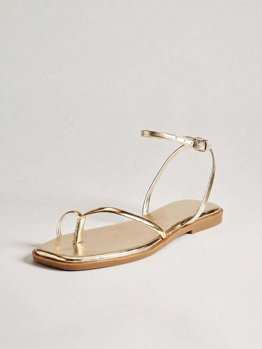 SHUZIA #UrbanLuxe 女士电镀金 TPU 绑带浅金色踝带环趾平底凉鞋 – 优雅、简约、奢华的日常风格。 - 金色 - 查看 1