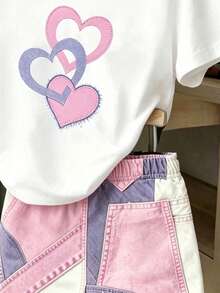 SHEIN 嬰兒與幼兒女童甜美酷感對比色愛心印花短袖套裝，新款圓領寬鬆白色T恤搭配粉色與紫色拼接對比色仿牛仔短褲2件套，溫柔風格百搭休閒日常與外出穿搭，獨特設計T恤套裝，四季皆宜 - 彩色 - 查看 4