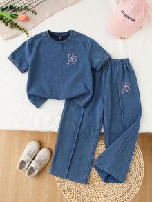 SHEIN Playful Pals 女童新款黑色酸洗休閒寬鬆俏皮可愛英文刺繡圓領羅紋針織牛仔套裝 2 件組，春秋冬必備，簡約時尚百搭，日常穿著新款針織牛仔套裝 - 藍色 - 查看 8