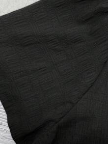 SHEIN CURVE+ 大码女式纯色纹理V领短袖休闲常规衬衫，适合外出和度假，春夏上衣 - 黑色 - 查看 4