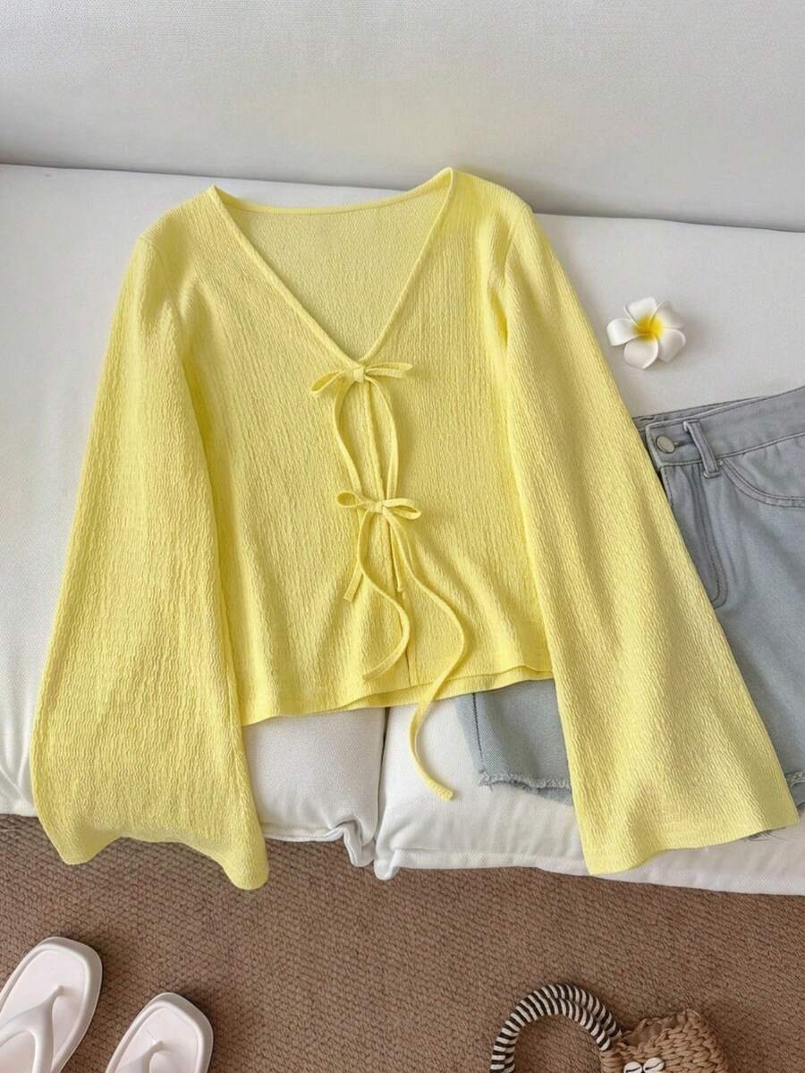 SHEIN 少女休闲纯色宽松系带喇叭袖上衣,适合度假、返校、教师穿着,机场复古风度假上衣,长袖上衣,奶油黄度假装,秋季系带上衣,黄色上衣,黄色衬衫,可爱黄色上衣,黄色系带上衣,黄色V领上衣,黄色衬衫,黄色长袖上衣,休闲款 - 黃色 - 查看 1