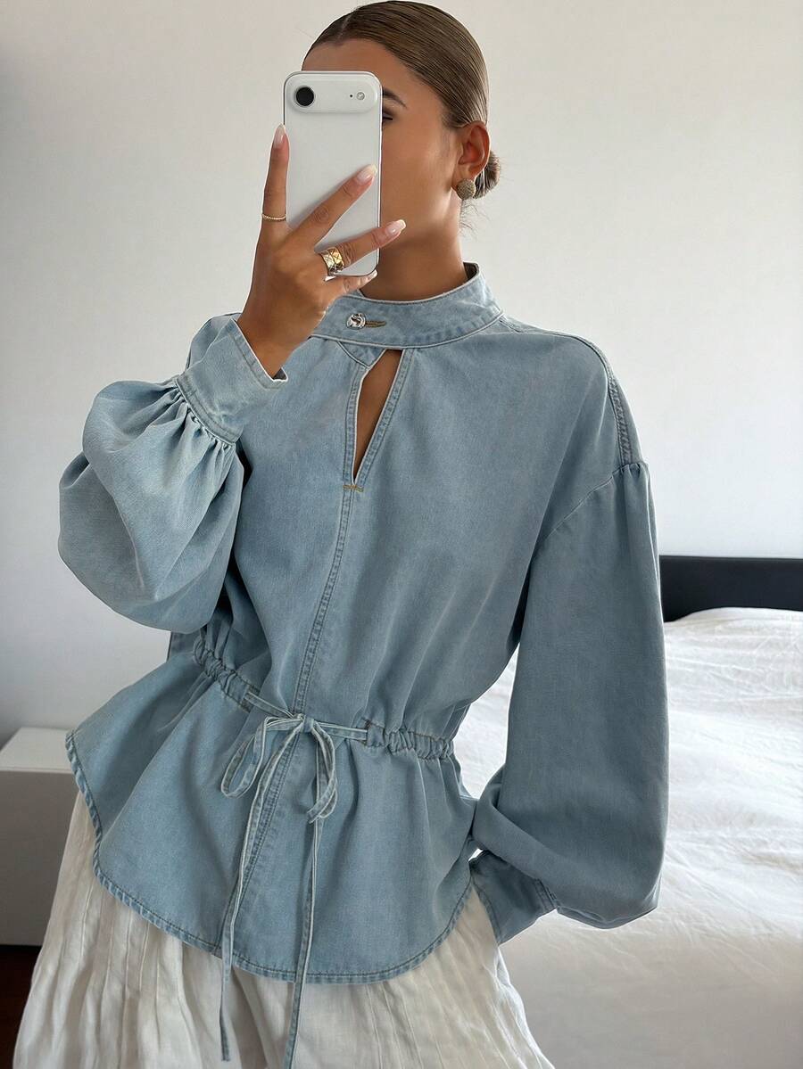 hollyjadebate Chemise blouse en jean élégante pour femme, bleu clair, automne, ajourée, à lacets, taille cintrée, coupe ample, décontractée, pour le bureau et les trajets quotidiens, avec col montant - Bleu azur - Voir 1