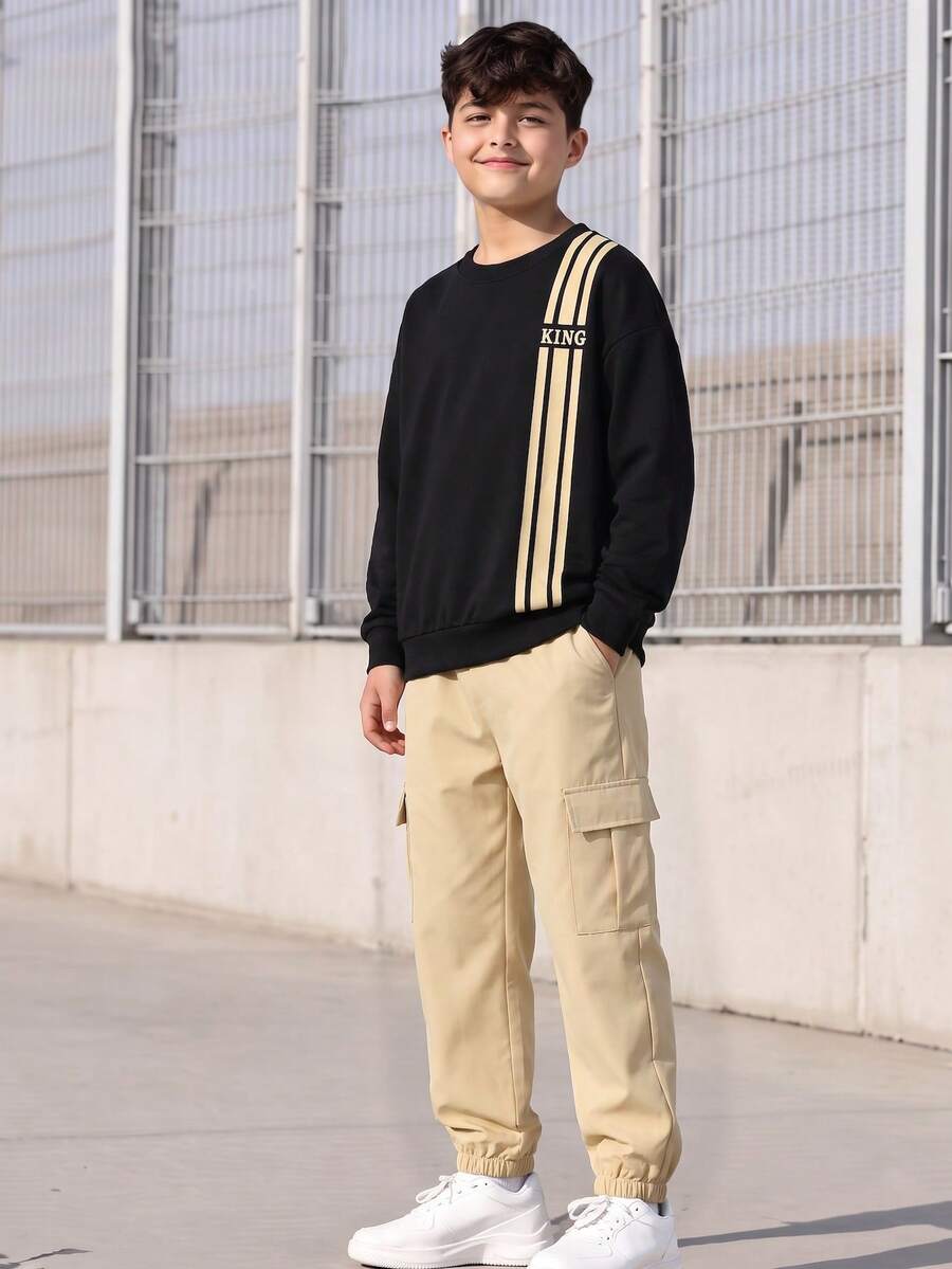 SHEIN 2件組青少年男孩時尚白色運動衫與深綠色長褲套裝，胸前綠色圖案印花，酷炫街頭風，柔軟舒適面料，易穿搭，適合春秋季、學校與外出，男孩必備穿搭