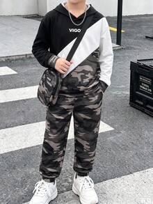 SHEIN 2件組兒童青少年男孩休閒日常百搭舒適印花圖案連帽衛衣寬鬆套頭長袖運動衫與寬鬆慢跑褲針織運動套裝 - 白色 - 查看 2