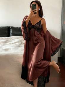 DAZY 2件組女款迷人對比色蕾絲拼接長款睡袍與細肩帶洋裝睡衣套裝 - 紅木色 - 查看 6
