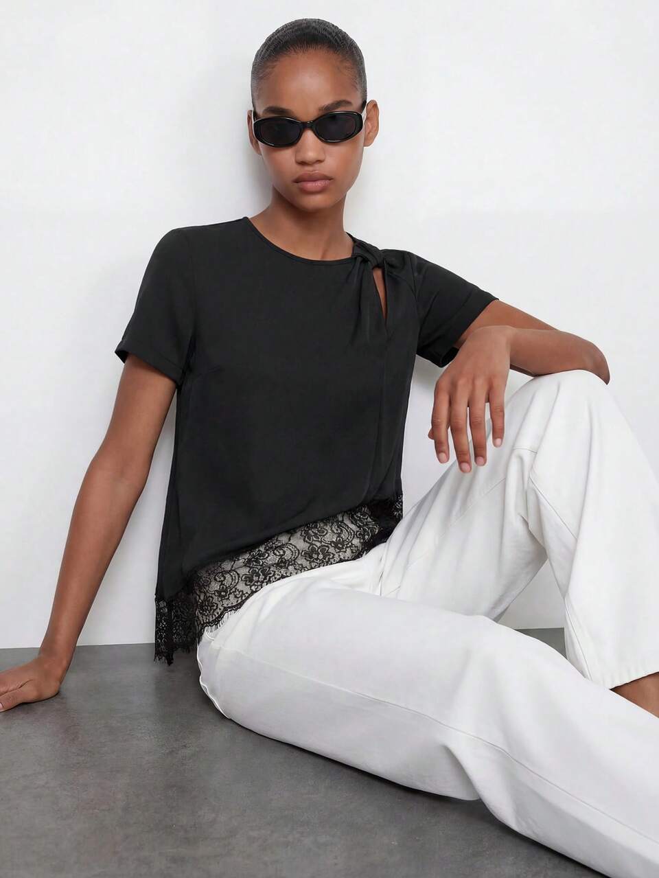 SHEIN Maija Damen Rundhals T-Shirt mit vorne Twist, asymmetrisch, Kurzarm, Spitzen-Patchwork, schwarzes Top, Vintage, reif, elegant, für Party, Brunch, Büro, Ausgehen, Sommer