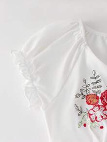 SHEIN Franclia 女士春夏新款白色刺绣修身休闲/通勤/度假短袖T恤 女士短袖上衣 女士上衣 白色上衣 女士夏季哺乳衬衫 女士夏季短袖上衣 女士花卉刺绣上衣 白色短袖上衣 女士夏季上衣 百褶衬衫 娃娃衫 挤奶女工上衣 可爱上衣 女士可爱上衣 - 白色 - 查看 6