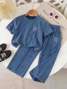 SHEIN Playful Pals 女童新款黑色酸洗休閒寬鬆俏皮可愛英文刺繡圓領羅紋針織牛仔套裝 2 件組，春秋冬必備，簡約時尚百搭，日常穿著新款針織牛仔套裝 - 藍色 - 查看 1