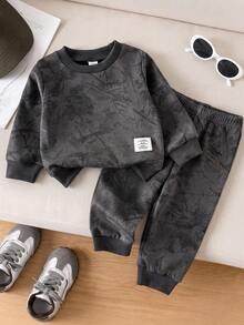 SHEIN Playful Pals 2件組男嬰春秋深灰色休閒全幅葉子印花圓領衛衣與慢跑褲套裝，寬鬆舒適版型，適合日常外出、學校活動、戶外玩耍、家庭聚會、拍照拍攝，男嬰套頭衫套裝 - 黑色 - 查看 4
