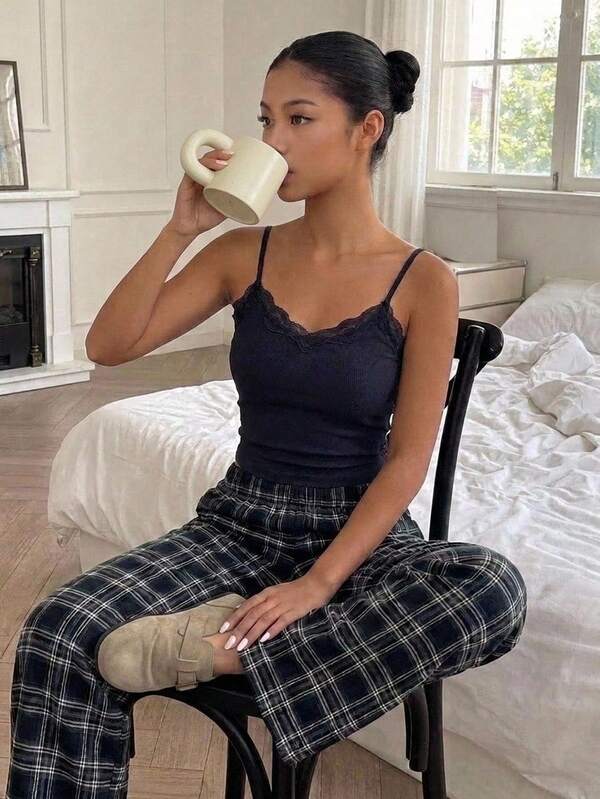 少女可爱撞色蕾丝V领吊带背心和格子裤家居服套装