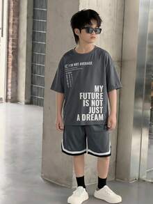 SHEIN Little Byeori 青少年男孩休閒街頭風字母印花圓領套頭短袖寬鬆T恤與針織短褲2件套，適合日常穿著、運動、外出、學校、聚會、假期、表演、拍照、返校季、春夏、畢業，男孩套裝，夏季穿搭 - 灰色 - 查看 6