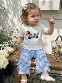SHEIN Playful Pals 女嬰時尚休閒圓領純白色可愛小狗圖案刺繡短袖上衣搭配藍色格紋可愛3D蝴蝶結長褲，柔軟百搭2件套，適合夏季出遊、旅行、上學及各種場合日常穿著 - 藍白色 - 查看 1