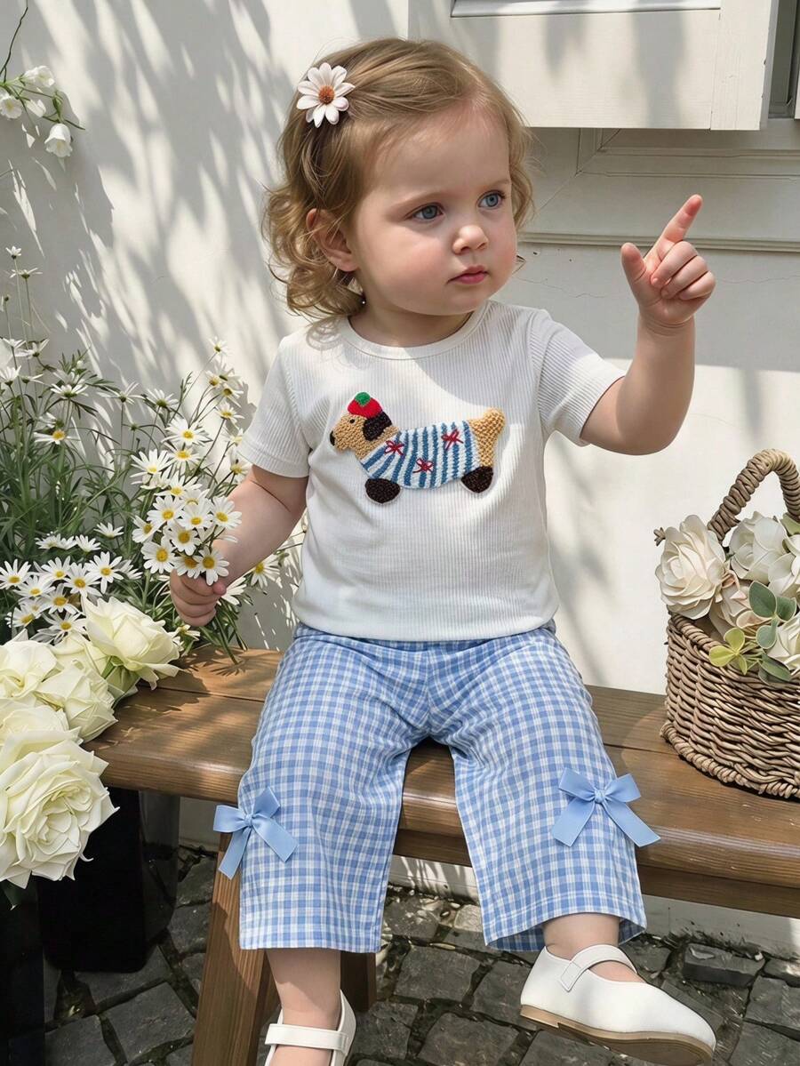 SHEIN Playful Pals 女嬰時尚休閒圓領純白色可愛小狗圖案刺繡短袖上衣搭配藍色格紋可愛3D蝴蝶結長褲,柔軟百搭2件套,適合夏季出遊、旅行、上學及各種場合日常穿著 - 藍白色 - 查看 1