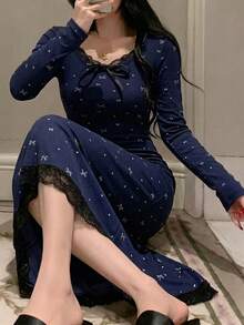 DAZY 蝴蝶結圖案滿版印花對比色蕾絲拼接收腰長洋裝 春夏女款睡裙睡衣 - 藏蓝色 - 查看 3