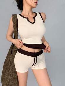 DAZY Conjunto de ropa deportiva casual para mujer de estilo coreano para verano y otoño, top corto de tirantes con cuello en V y bloques de color beige y marrón & shorts con cordón - Beis - Ver 5