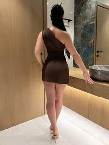 Vassilux Gaun Mini Wanita Seksi dengan Leher Asimetris, Pinggang Berkerut, dan Hiasan Gesper Logam, Musim Semi/Panas - Coffee Brown - View 2