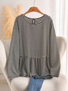 CosyJoli Kaos Fashion Wanita Ukuran Besar Leher Bulat Motif Garis-garis dengan Desain Pita di Bagian Belakang - Hitam dan Putih - View 2