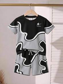 SHEIN Streecool Kids 男童「LIMITLESS」字母印花霧藍色與奶油白雙色對比刷筆潑墨字母短袖套裝，兒童夏季運動休閒軟針織T恤與短褲兩件套，上下套裝設計，運動風男童T恤套裝 - 彩色 - 查看 6