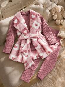 Conjunto de 3 Peças Rosa para Meninas, Camada Interna com Camiseta de Manga Longa e Calça em Malha Grossa Escovada da Mesma Cor, Camada Externa com Colete Grosso de Fleece Sem Gola. O Colete é Coberto com Padrão Xadrez de Coração Rosa e Branco, Acompanha Gravata do Mesmo Tecido, Design de Lapela Grande é Macio, Esquema de Cores Rosa Doce com Padrão de Coração, Adequado para Uso no Inverno, Quente e Confortável - Rosa chiclete - Visão 10