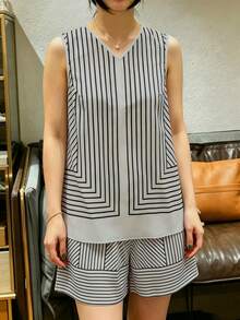 SHEIN LUNE CURVE 女款時尚直條紋圖案上衣與寬腿短褲兩件套 - 卡其色 - 查看 4