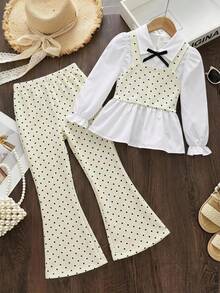 Elladie kids 2件組少女極簡通勤風波點套裝，上衣採一體式2合1結構襯衫，小翻領、收口袖，領口飾細黑蝴蝶結，外層波點短版細肩帶背心，搭配同布料喇叭長褲，俐落修身，微薄，適合校園、日常穿著、逛街、公園穿搭 - 杏色 - 查看 3