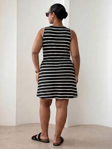 ELLERISSA Vestido mini de punto gofrado con rayas negras & blancas, cuello redondo, sin mangas y botones delanteros, talla grande - Blanco y Negro - Ver 5