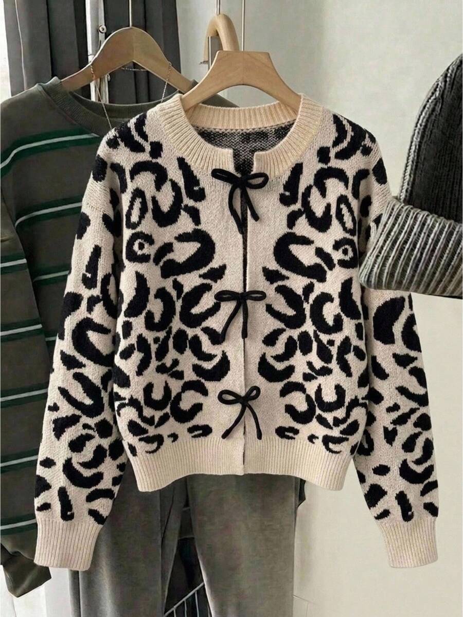 SHEIN Tween女孩秋冬V領豹紋針織開襟衫,豹紋對比滾邊,寬鬆休閒極簡舒適圓領長袖繫帶蝴蝶結波點前開襟毛衣,返校季 - 卡其色 - 查看 1
