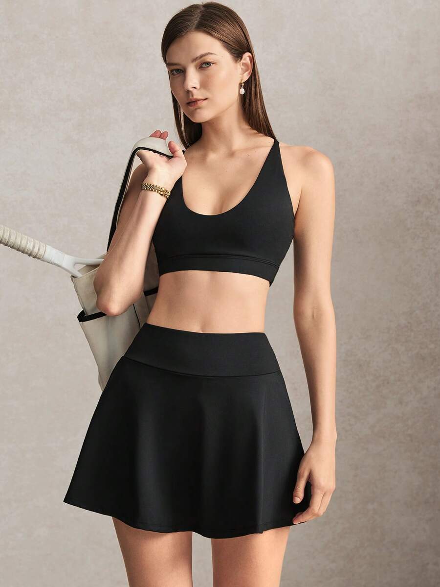 Activina Damen Sommer- und Frühjahrs-Activewear Zweiteiler Set mit schwarzem Sport-BH mit Kreuzrücken, Mini-Skater-Rock und praktischer Tasche, ideal für Sport