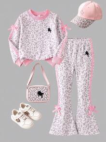 SHEIN Elladie kids 女童（小號）豹紋拼色喇叭褲兩件套：灰色豹紋圓領長袖運動衫配粉色滾邊與馬匹圖案，搭配同款豹紋高腰喇叭褲配粉色蝴蝶結細節，適合日常上學、週末出遊、居家休閒等多種場合 - 淺灰色 - 查看 3