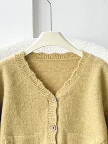 SHEIN Tween女孩童裝秋冬休閒優雅復古學院風淺黃色波浪邊V領木鈕扣口袋針織開襟外套，年輕時尚穿搭，適合搭配襯衫與洋裝，適合返校季、秋冬出遊與日常穿著 - 黃色 - 查看 5
