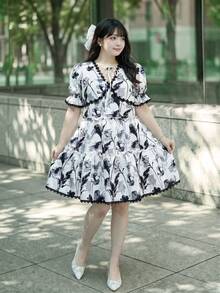 Bijouette 女款大尺碼時尚優雅休閒浪漫日常櫻花花季限量版水墨花卉V領洋裝，法式領結泡泡袖設計，寬鬆顯瘦層次短裙 - 黑與白 - 查看 9