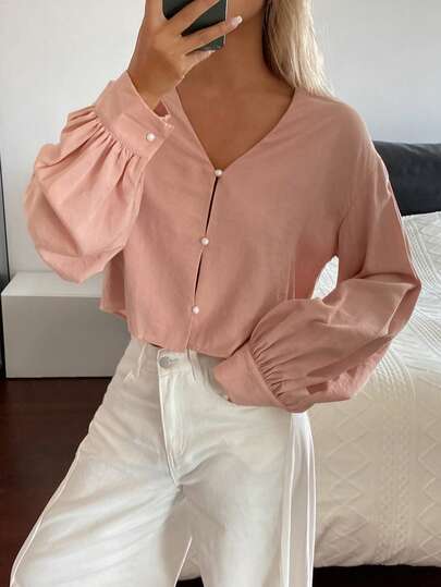 DAZY Blus Wanita Warna Polos Model Pas Badan, Kerah V Pendek, Kancing Mutiara, Lengan Panjang, Kasual, Elegan untuk Liburan Musim Semi dan Gugur