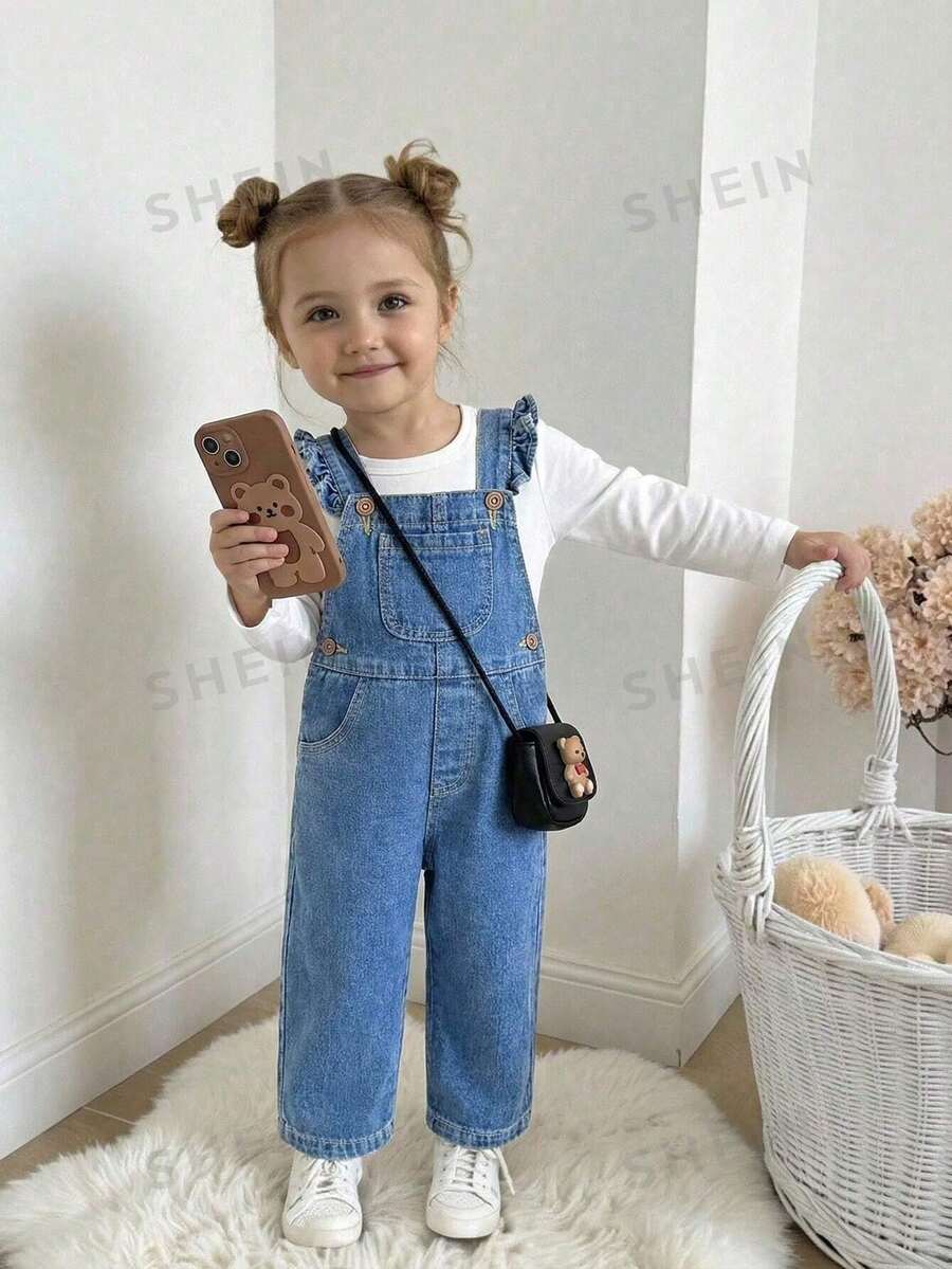 SHEIN Playful Pals 女嬰牛仔吊帶褲,四季休閒可愛風,中藍色牛仔布,可調節肩帶搭配水洗前胸口袋設計,寬鬆直筒褲腿,舒適柔軟優質棉牛仔面料,適合日常穿著、上學、外出與聚會,春/夏 - 淺色水洗藍 - 查看 1