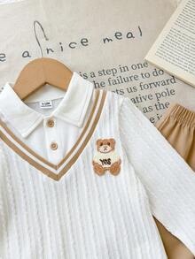 SHEIN Vintaside Kids 男嬰秋季 POLO 套裝，2 件套服裝，包含 2 合 1 領口長袖針織上衣與休閒長褲，熊刺繡對比色設計，簡約學院風，適合日常穿著、外出、學校活動與表演 - 白色 - 查看 6