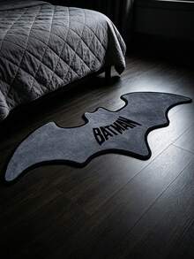 BATMAN X SHEIN 1件裝蝙蝠造型裝飾地毯，臥室裝飾地毯，浴室地毯，毛絨材質，防滑底面，多種尺寸可選 - 蝙蝠俠灰色 - 查看 1