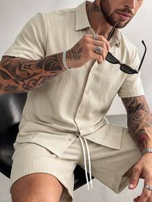 Manfinity CasualCool 男士卡其色紋理條紋單排扣成熟休閒短袖襯衫與鬆緊腰短褲套裝 - 卡其色 - 查看 7