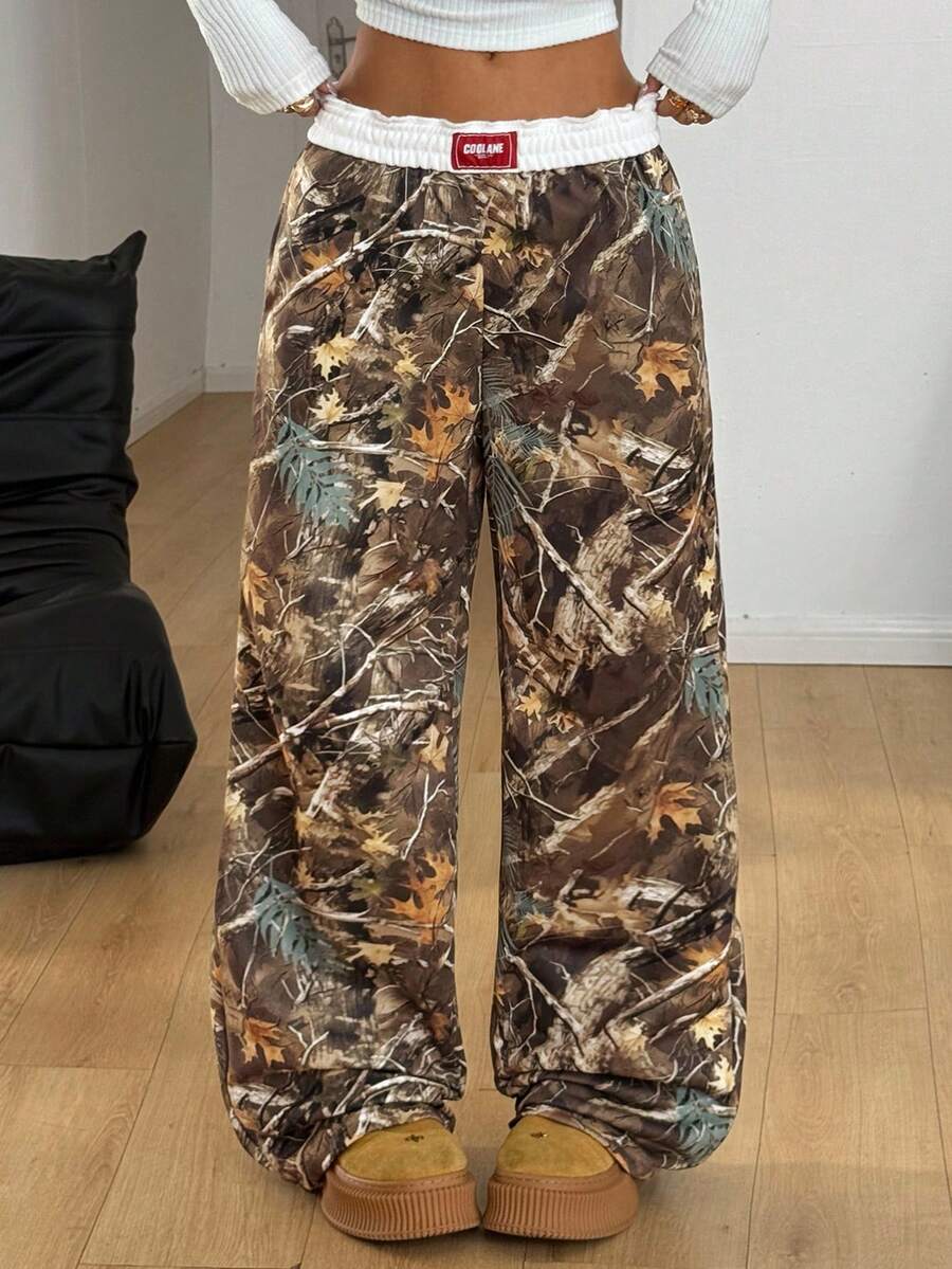 Coolane Pantalones casuales de pierna ancha con estampado de ramas de árbol de otoño - Verde militar - Ver 1