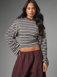 MISSGUIDED Atasan Crop Lengan Panjang Bergaris dengan Manset Lonceng, Kerah Bulat, Logo Kecil, Gaya Kasual Sehari-hari untuk Musim Gugur dan Musim Dingin (Gaya Berlapis) - MultiWarna - View 2