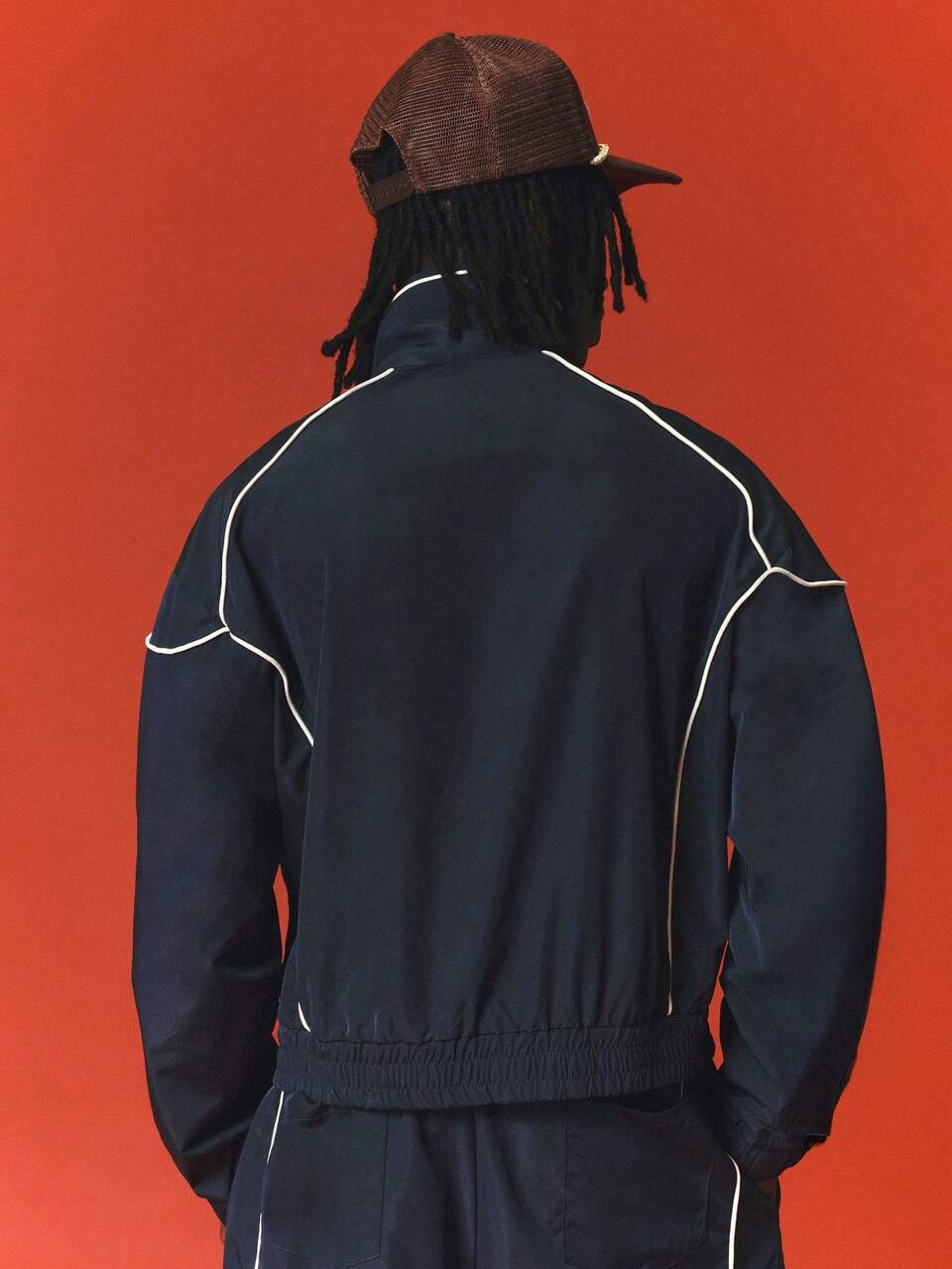 Veste de survêtement en nylon à fermeture éclair complète avec détails de passepoil contrasté et badge logo, col mandarin, ourlet élastique