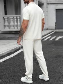 Manfinity CasualCool 男士春夏高品質 Polo 套裝，熱銷舒適斜紋素色提花布料，經典短袖拉鍊 Polo 衫 + 抽繩鬆緊腰長褲，休閒度假、極簡辦公、朋友約會、派對聚會、宴會，適合正式或非正式場合，極簡熱銷百搭風格，適合自穿或送給朋友 - 米色 - 查看 2
