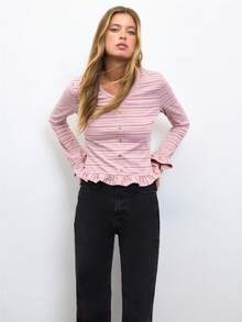 Nöista Top acanalado rosa y crema con dobladillo y puños con volantes. Estilo de otoño, vuelta a la escuela y casual. - Rosa - Ver 2