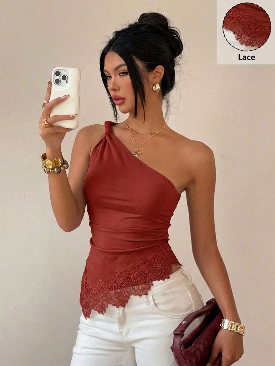 Siren Gaze 蕾絲拼接扭轉單肩上衣,優雅修身女款上衣,嘉年華上衣,夏季休閒風,露肩上衣,露背上衣,派對上衣,音樂節 - 紅木色 - 查看 1